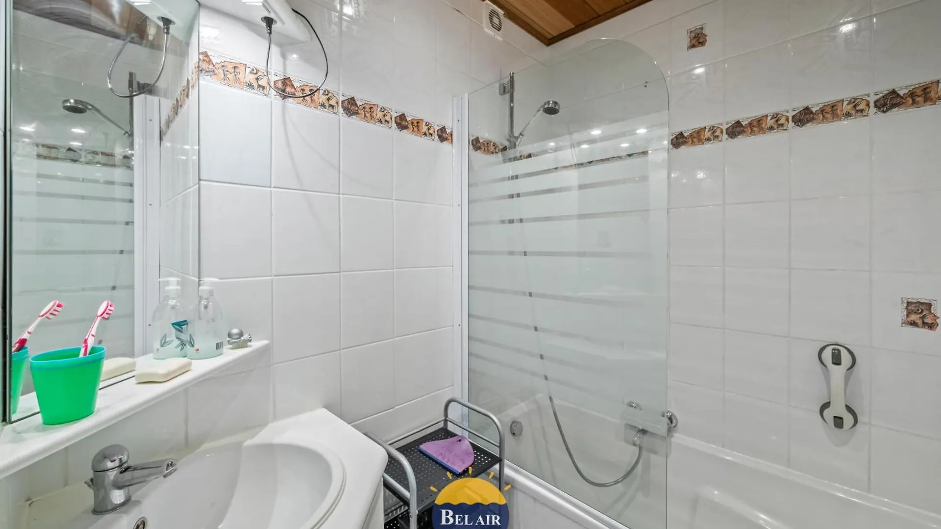 Modern 2-Bedroom Apartment Near Beach & Center T138 오스텐드 벨기에